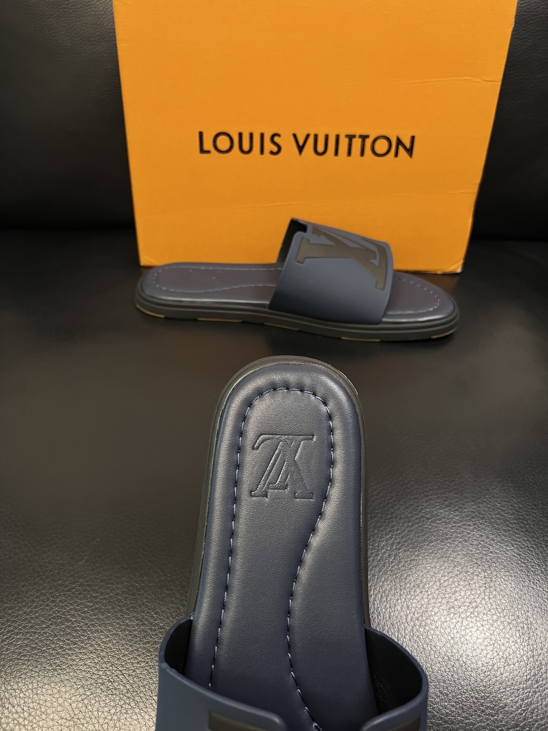 Lv  高品质  顶级工艺品  路易威登，拖鞋  专柜同步原厂配置，鞋面意大利进口，高品质拼接缤纷色彩复