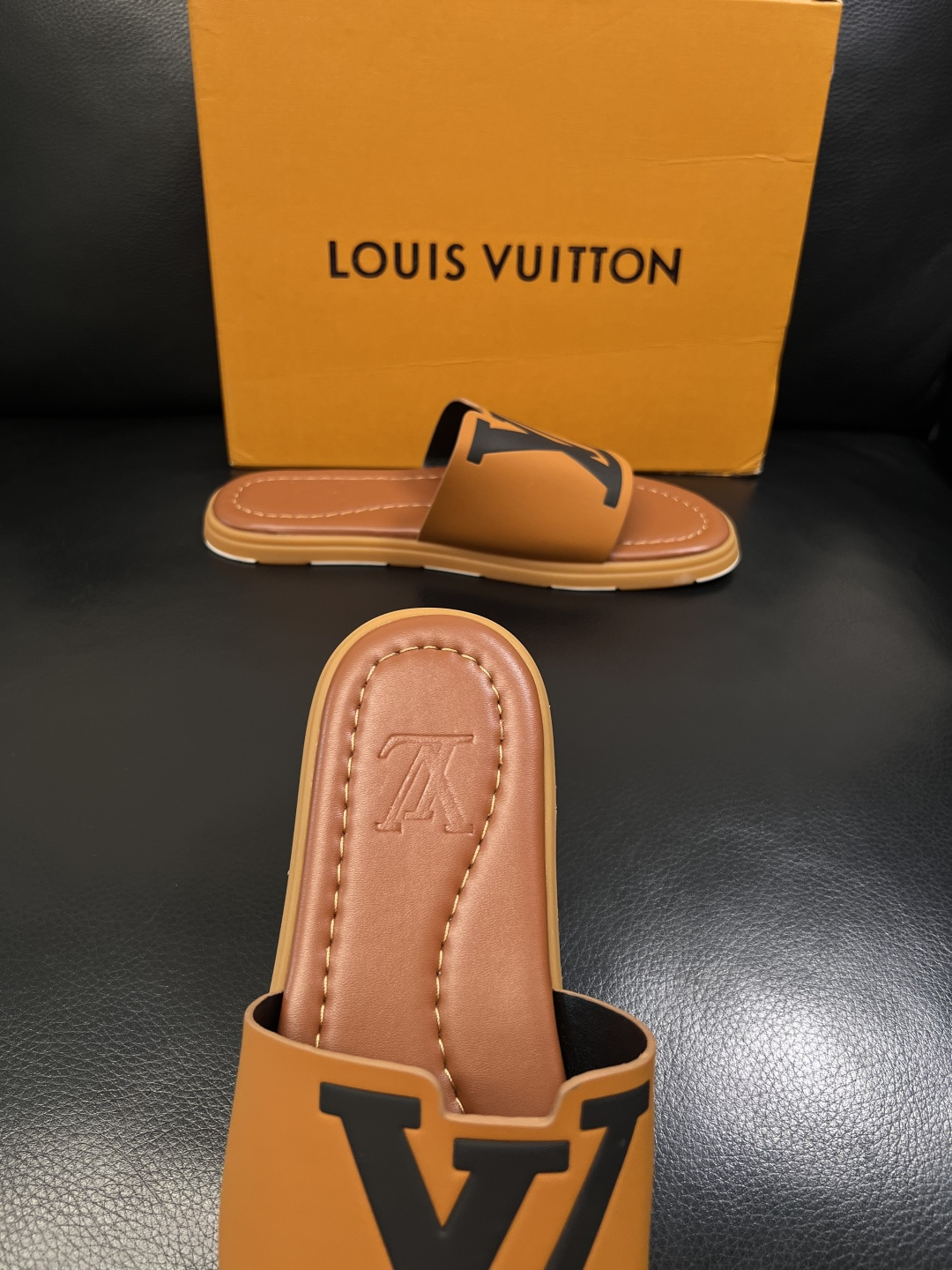Lv  高品质  顶级工艺品  路易威登，拖鞋  专柜同步原厂配置，鞋面意大利进口，高品质拼接缤纷色彩复