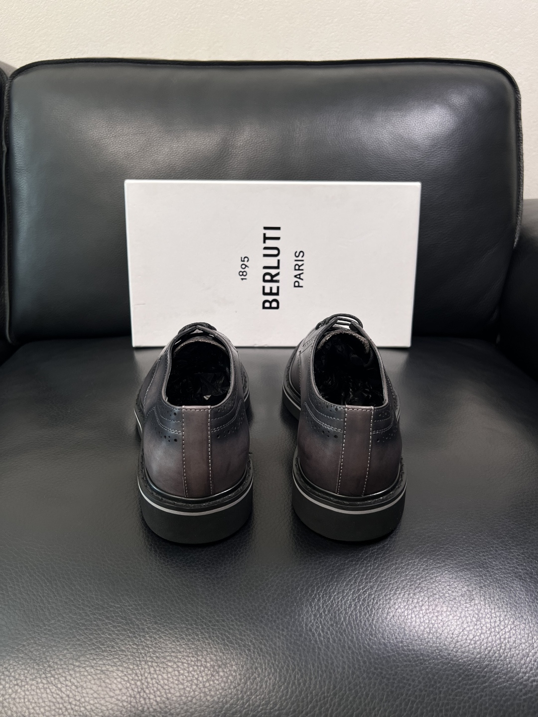 Berluti  高品质  顶级工艺品  布鲁提 专柜同步发售原厂配置，意大利进口牛皮面料，全进口水染牛