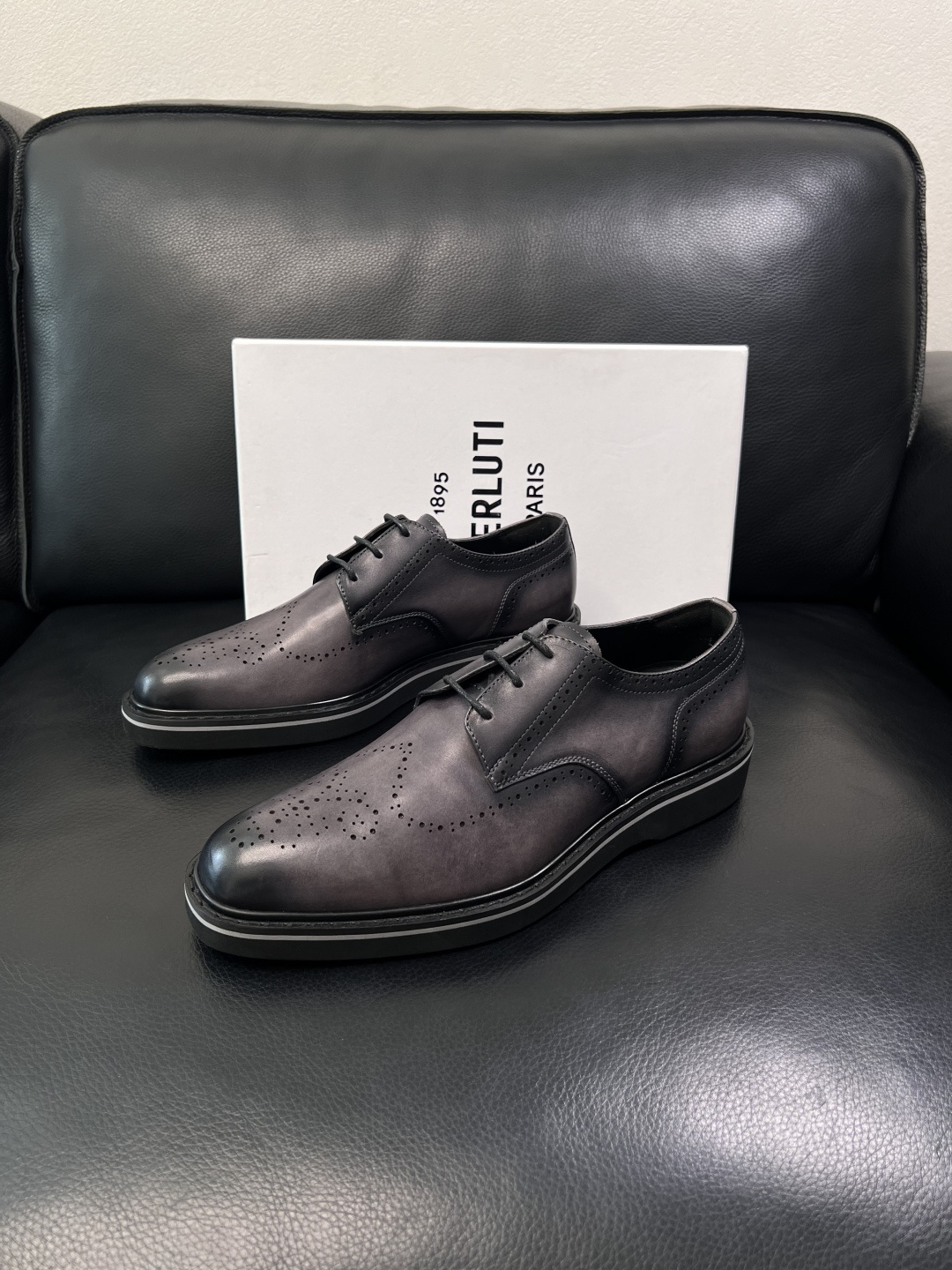 Berluti  高品质  顶级工艺品  布鲁提 专柜同步发售原厂配置，意大利进口牛皮面料，全进口水染牛
