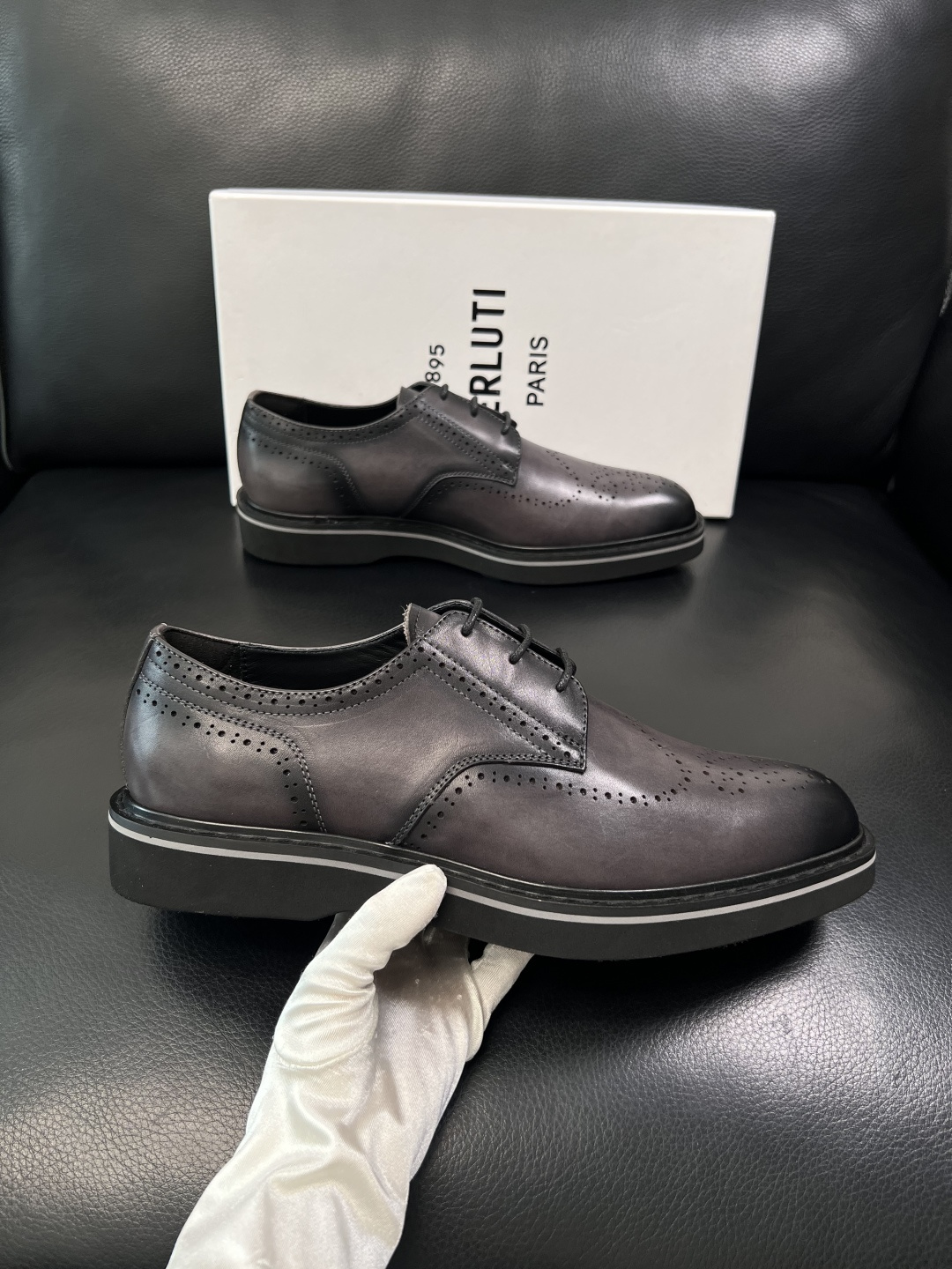 Berluti  高品质  顶级工艺品  布鲁提 专柜同步发售原厂配置，意大利进口牛皮面料，全进口水染牛