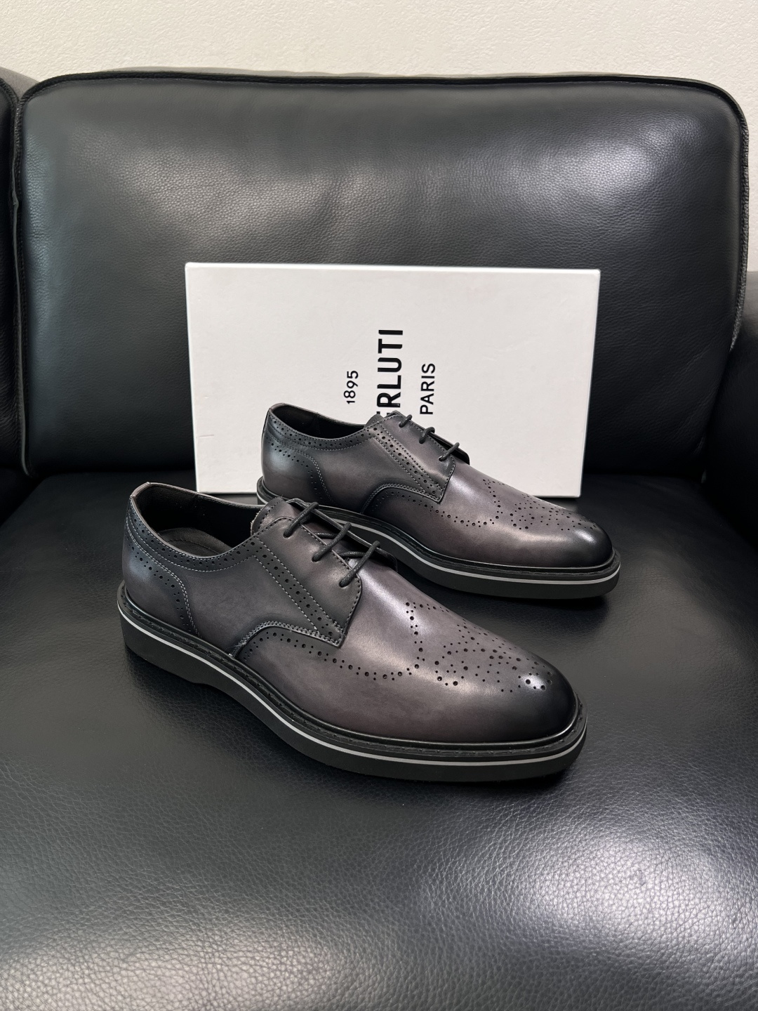 Berluti  高品质  顶级工艺品  布鲁提 专柜同步发售原厂配置，意大利进口牛皮面料，全进口水染牛