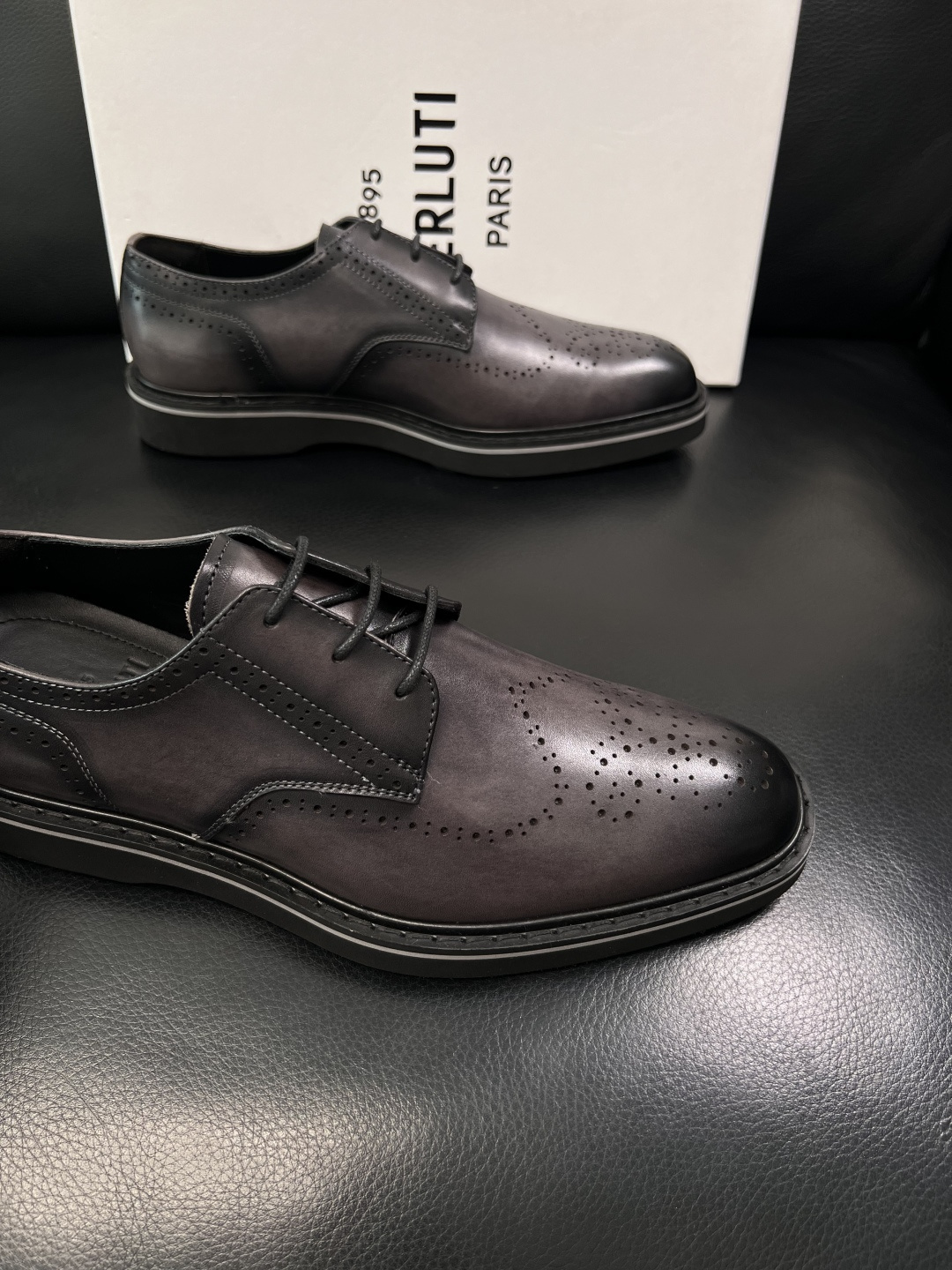 Berluti  高品质  顶级工艺品  布鲁提 专柜同步发售原厂配置，意大利进口牛皮面料，全进口水染牛