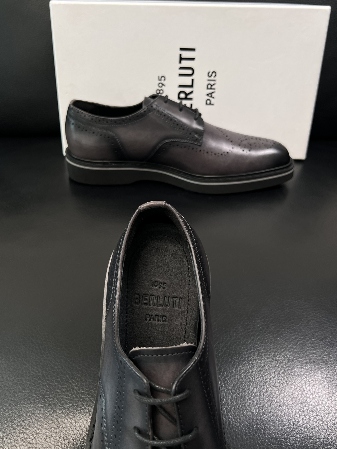 Berluti  高品质  顶级工艺品  布鲁提 专柜同步发售原厂配置，意大利进口牛皮面料，全进口水染牛