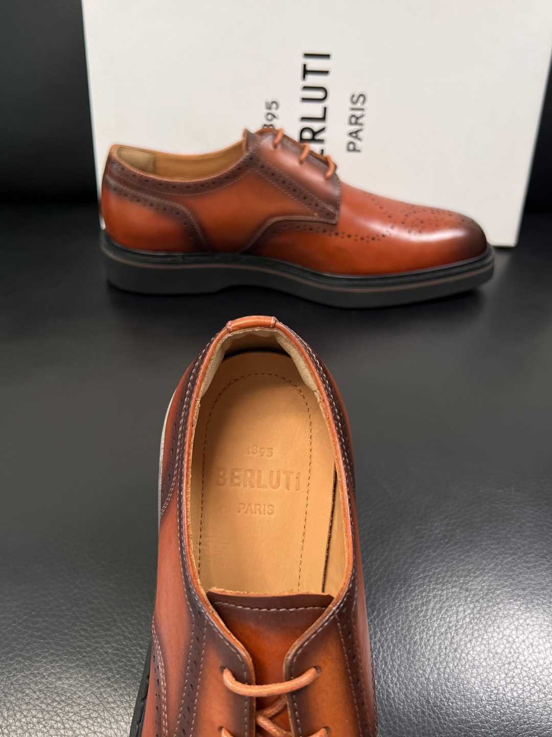 Berluti  高品质  顶级工艺品  布鲁提 专柜同步发售原厂配置，意大利进口牛皮面料，全进口水染牛