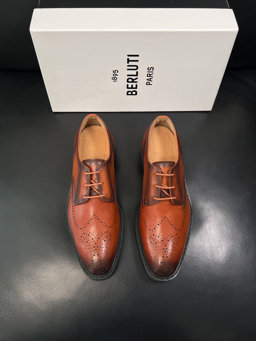Berluti  高品质  顶级工艺品  布鲁提 专柜同步发售原厂配置，意大利进口牛皮面料，全进口水染牛