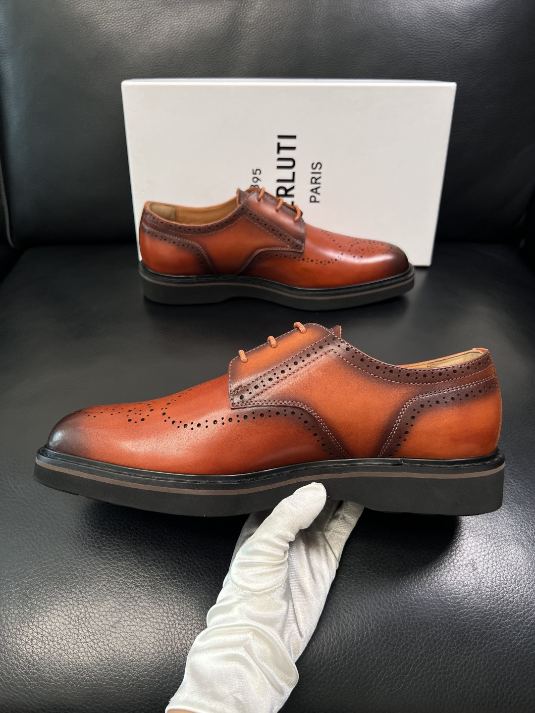 Berluti  高品质  顶级工艺品  布鲁提 专柜同步发售原厂配置，意大利进口牛皮面料，全进口水染牛