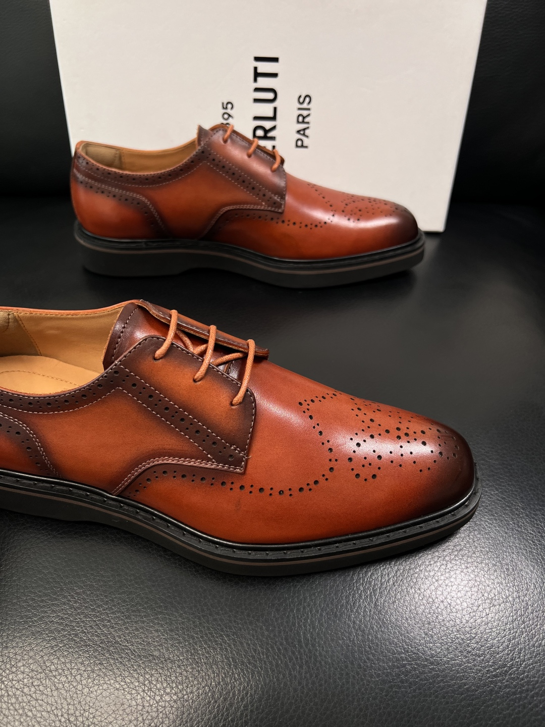 Berluti  高品质  顶级工艺品  布鲁提 专柜同步发售原厂配置，意大利进口牛皮面料，全进口水染牛