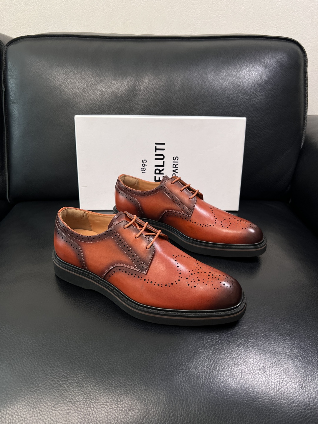 Berluti  高品质  顶级工艺品  布鲁提 专柜同步发售原厂配置，意大利进口牛皮面料，全进口水染牛