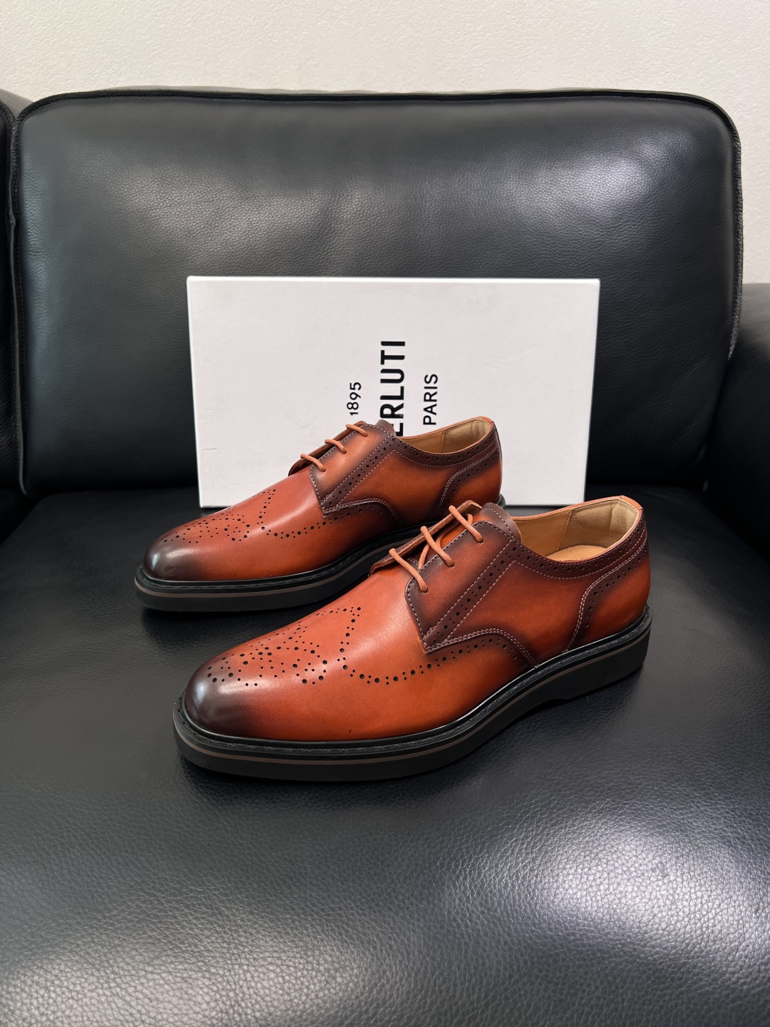 Berluti  高品质  顶级工艺品  布鲁提 专柜同步发售原厂配置，意大利进口牛皮面料，全进口水染牛
