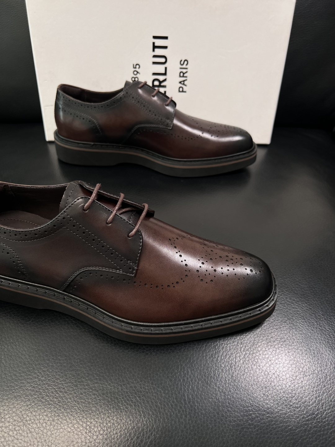 Berluti  高品质  顶级工艺品  布鲁提 专柜同步发售原厂配置，意大利进口牛皮面料，全进口水染牛