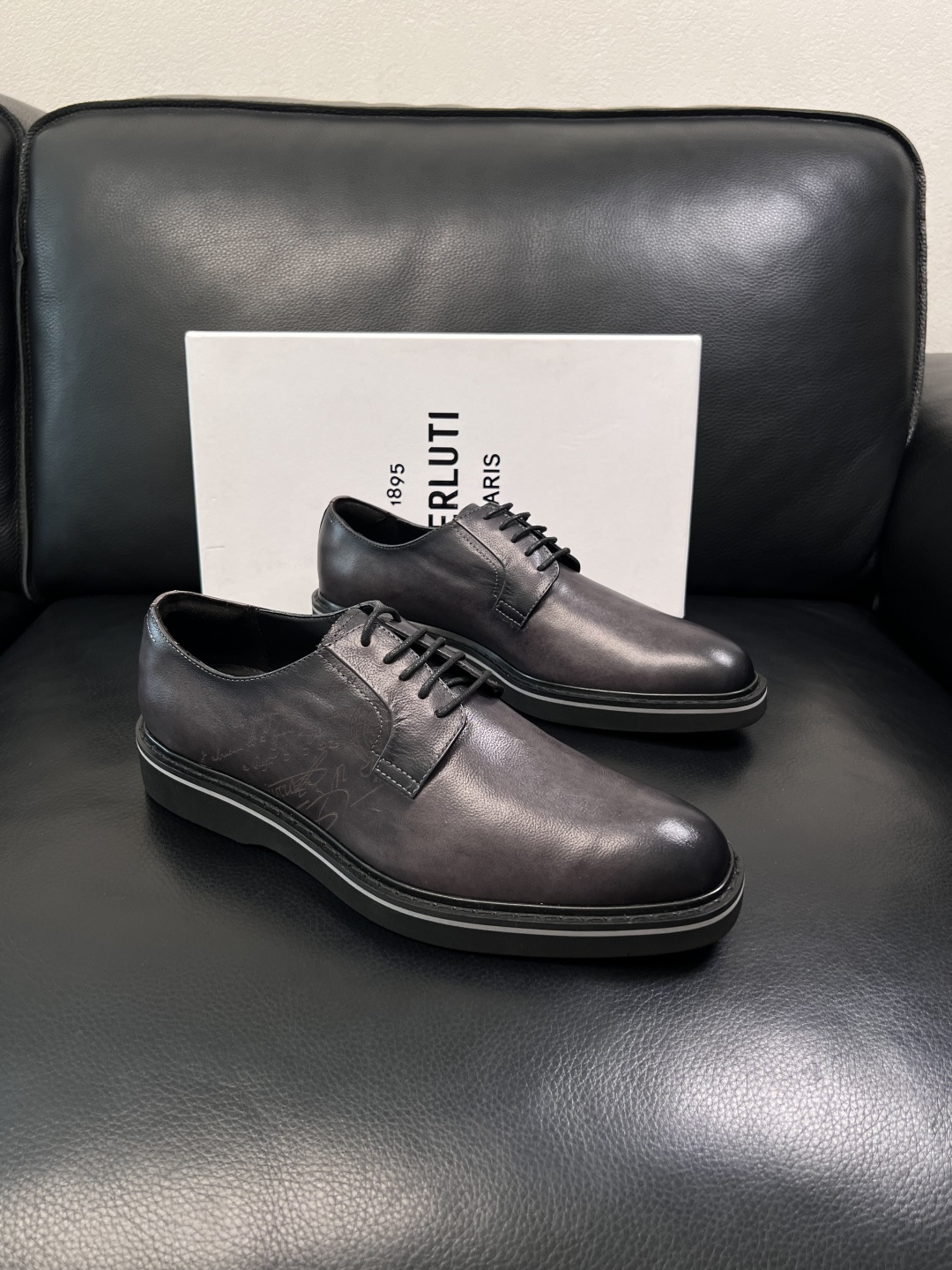 Berluti  高品质  顶级工艺品  布鲁提 专柜同步发售原厂配置，意大利进口牛皮面料，全进口水染牛