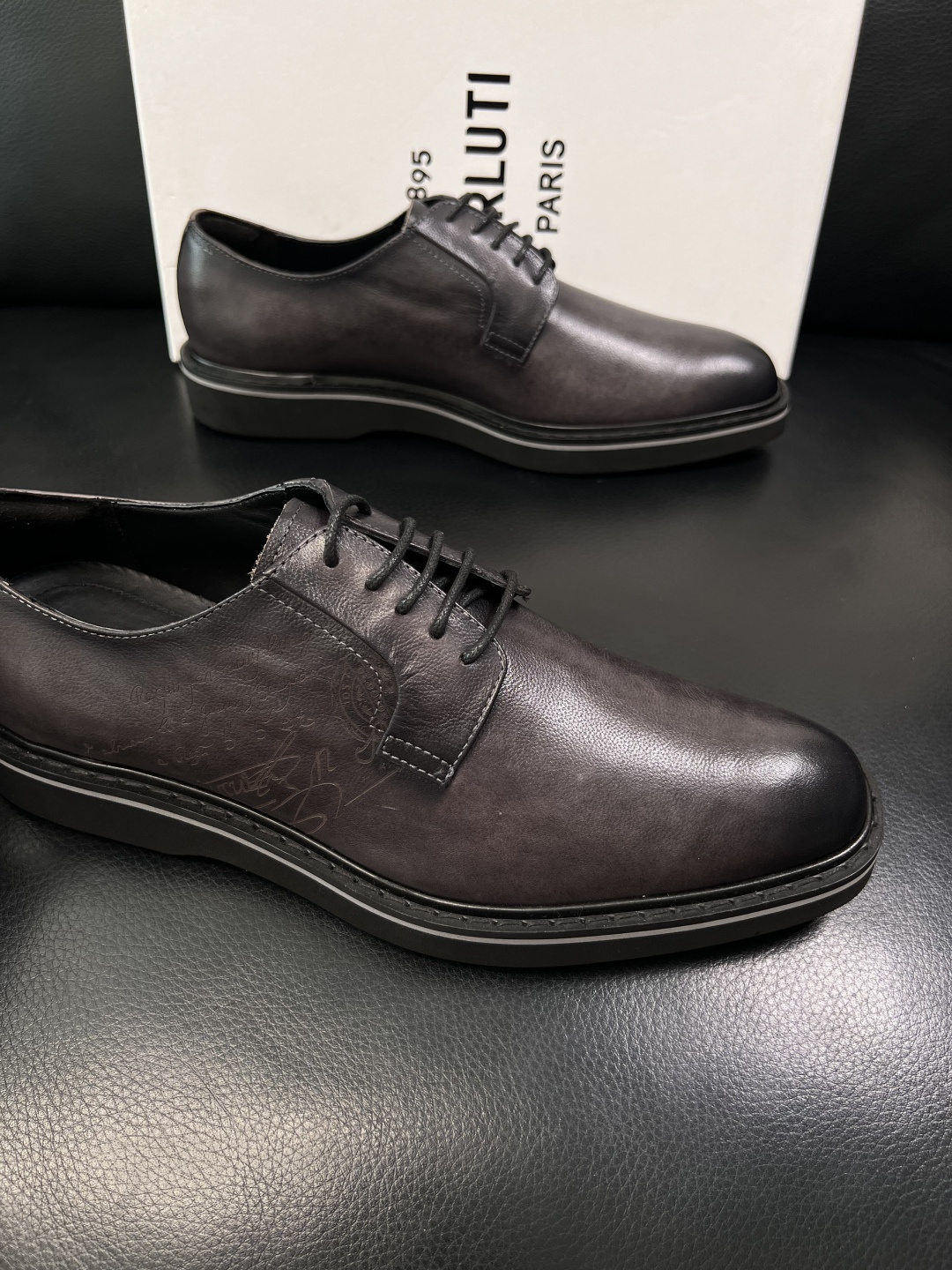 Berluti  高品质  顶级工艺品  布鲁提 专柜同步发售原厂配置，意大利进口牛皮面料，全进口水染牛