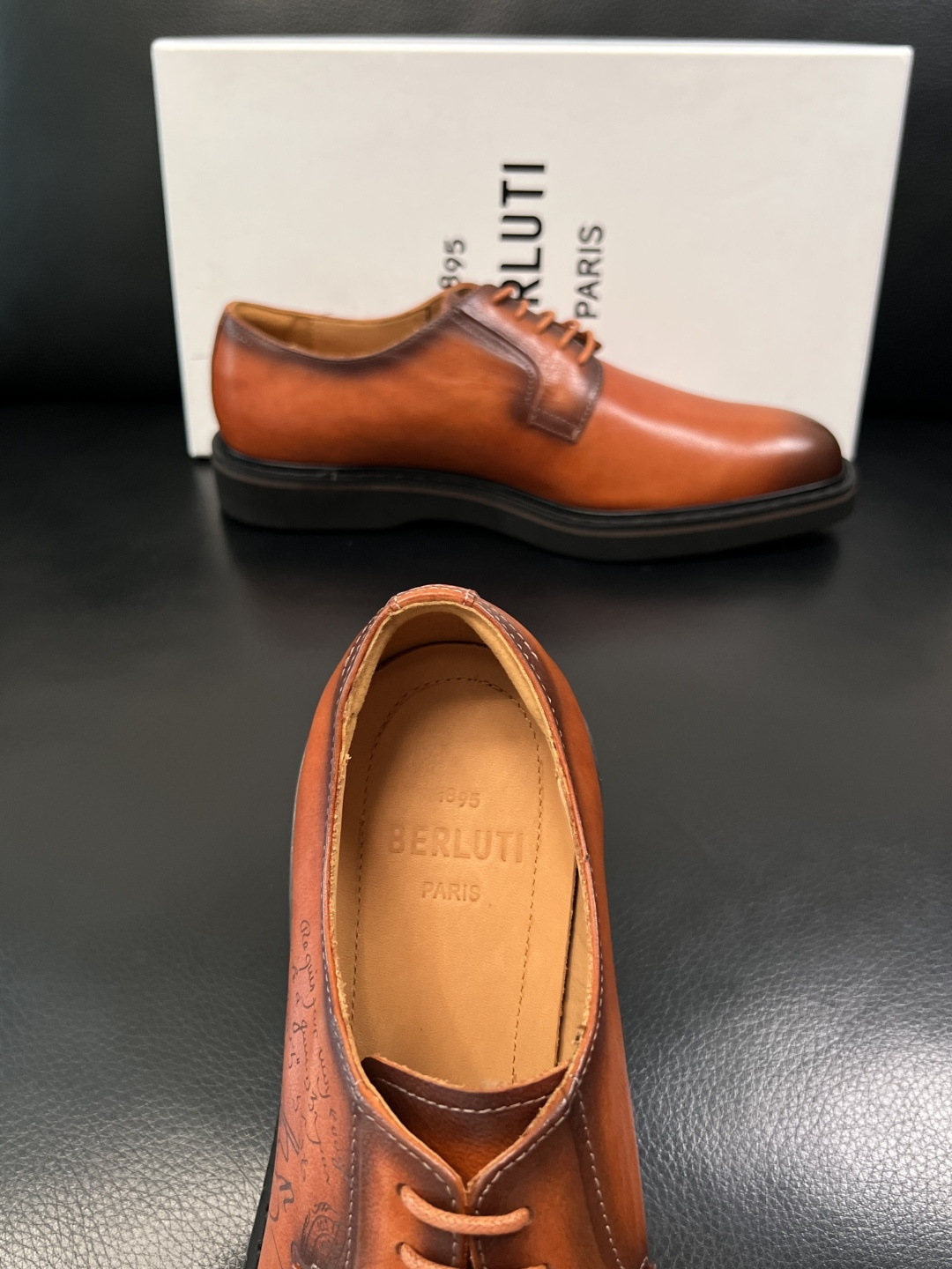 Berluti  高品质  顶级工艺品  布鲁提 专柜同步发售原厂配置，意大利进口牛皮面料，全进口水染牛