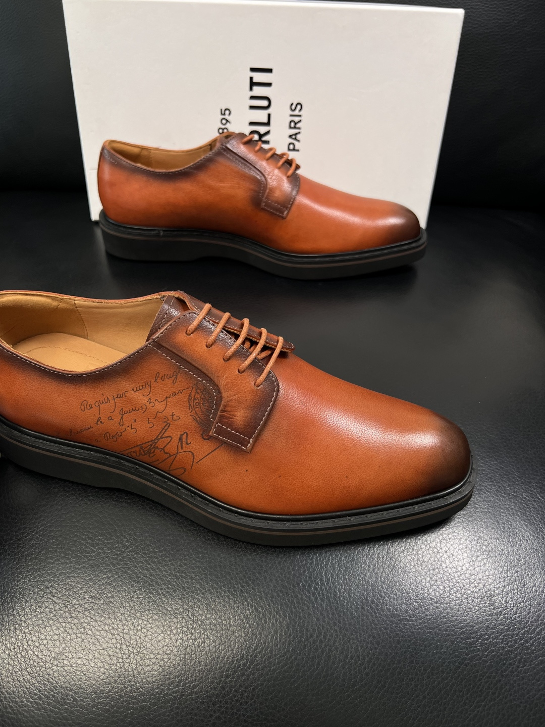 Berluti  高品质  顶级工艺品  布鲁提 专柜同步发售原厂配置，意大利进口牛皮面料，全进口水染牛