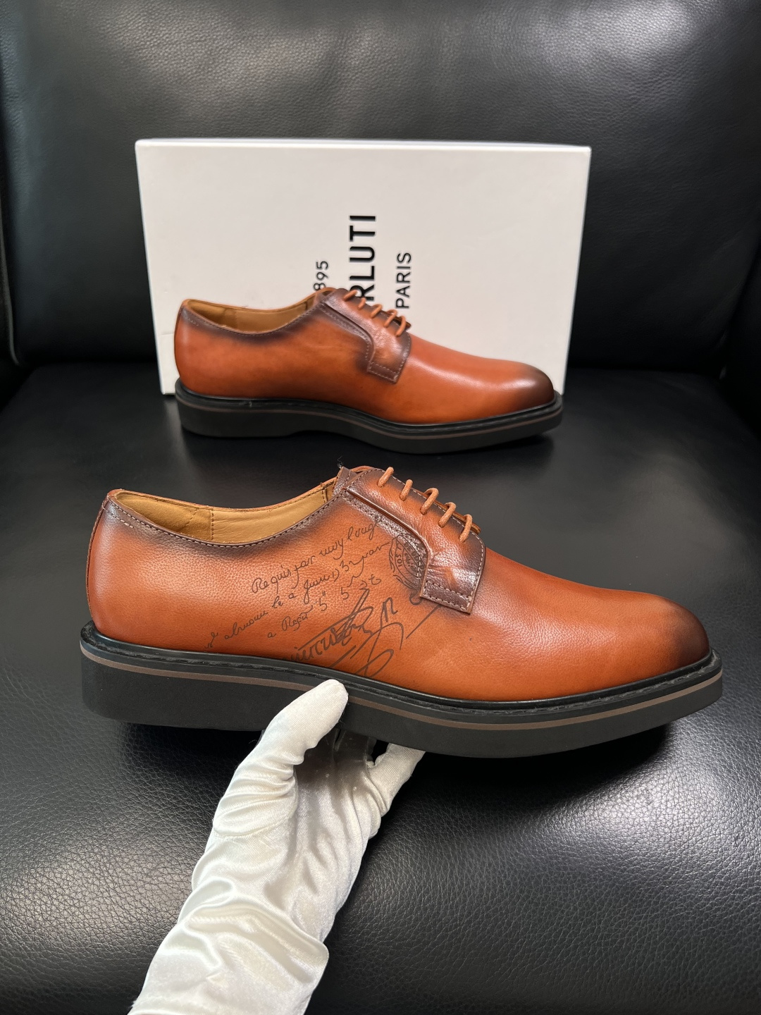 Berluti  高品质  顶级工艺品  布鲁提 专柜同步发售原厂配置，意大利进口牛皮面料，全进口水染牛