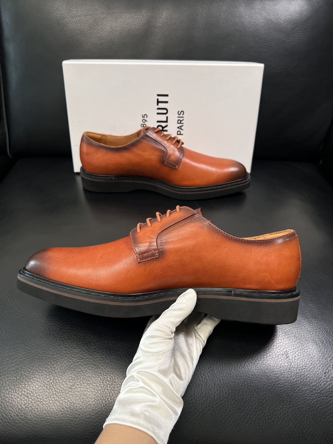 Berluti  高品质  顶级工艺品  布鲁提 专柜同步发售原厂配置，意大利进口牛皮面料，全进口水染牛