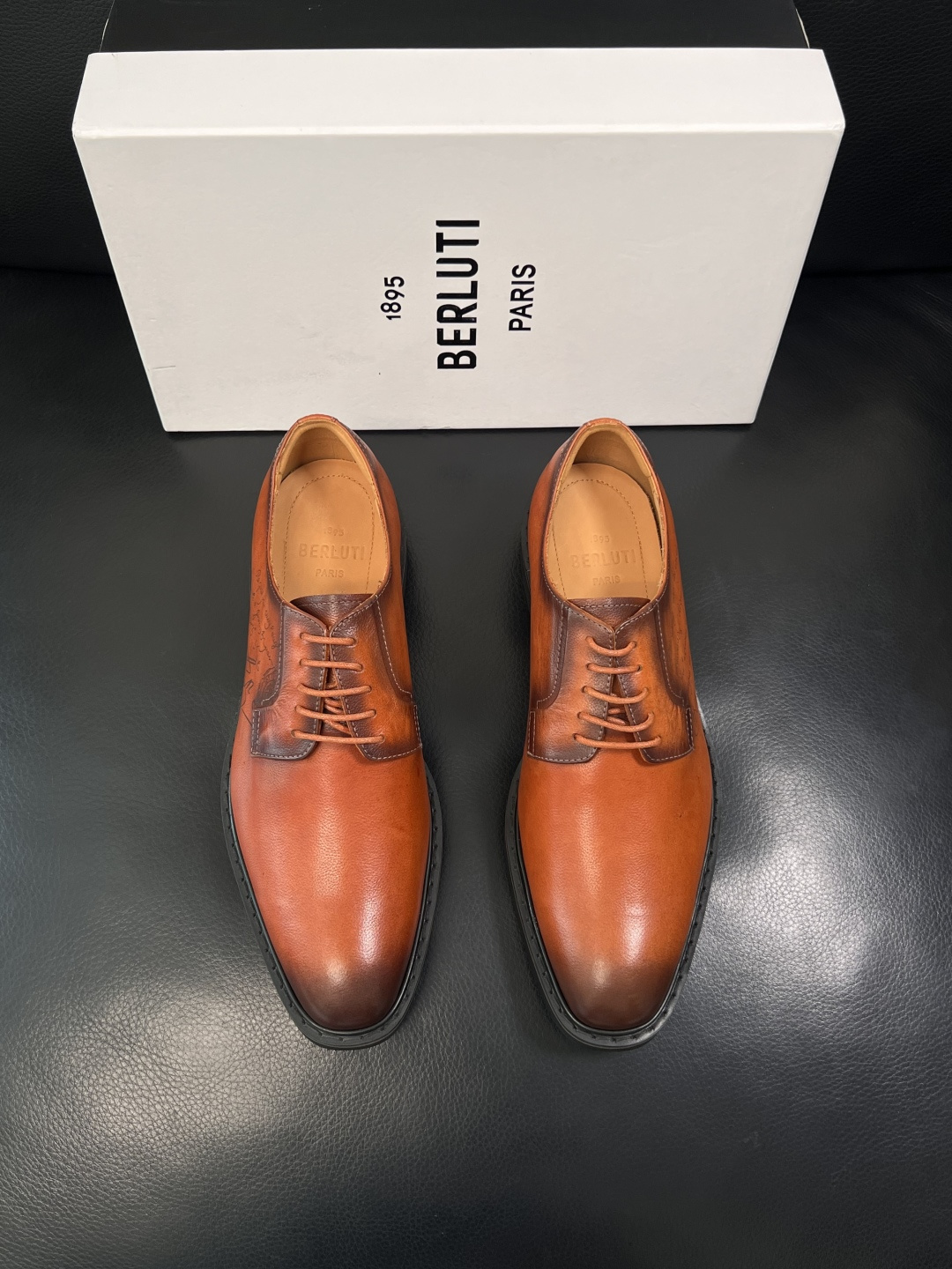 Berluti  高品质  顶级工艺品  布鲁提 专柜同步发售原厂配置，意大利进口牛皮面料，全进口水染牛