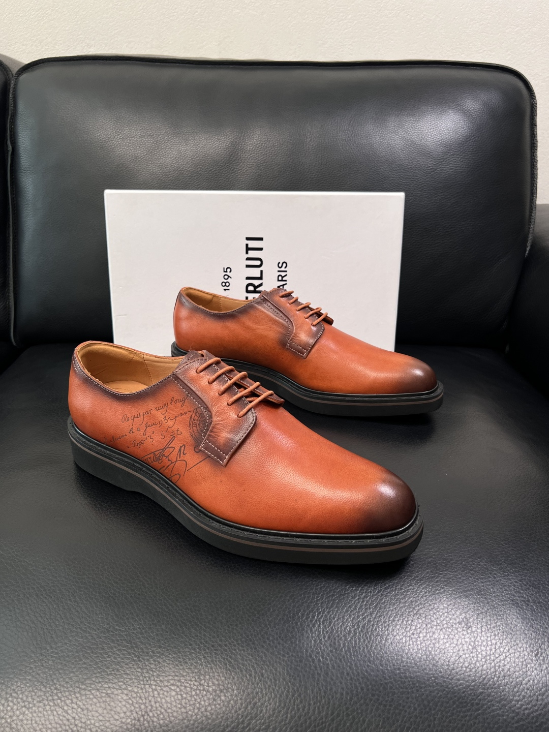 Berluti  高品质  顶级工艺品  布鲁提 专柜同步发售原厂配置，意大利进口牛皮面料，全进口水染牛