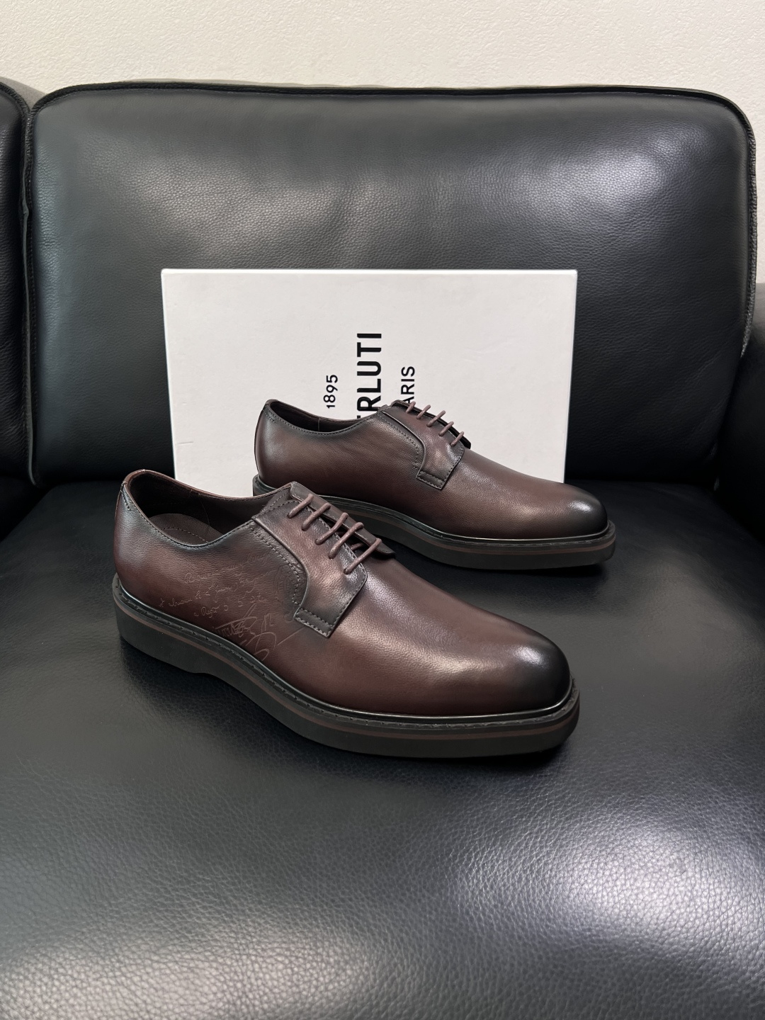 NO:853597,Berluti high-quality top handicrafts. Berluti counters sell original configuration simultaneously, Italian imported cowhide fabrics, fully imported water-dyed cowhide linings, soles specially provided by the original factory and super comfortable, original factory follow-up goods, code number 39-44 (order 38 45 46),,cowhide19860909Berluti 高品质 顶级工艺品 布鲁提 专柜同步发售原厂配置,意大利进口牛皮面料,全进口水染牛皮里垫,鞋底原厂特供原版底超级舒适,原厂跟单货,码数 39-44（订38 45 46）,,cowhide,Men's shoes