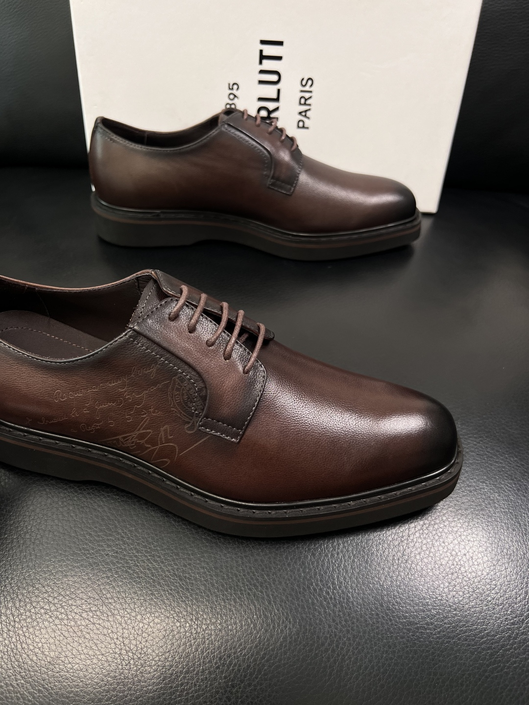 Berluti  高品质  顶级工艺品  布鲁提 专柜同步发售原厂配置，意大利进口牛皮面料，全进口水染牛