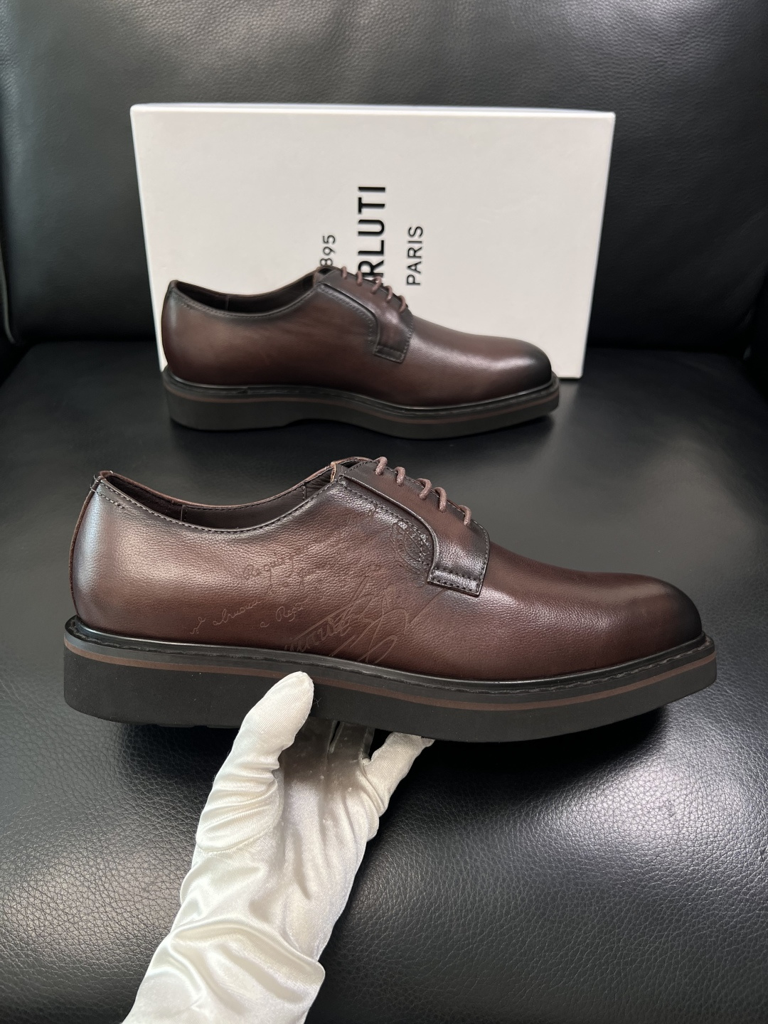 Berluti  高品质  顶级工艺品  布鲁提 专柜同步发售原厂配置，意大利进口牛皮面料，全进口水染牛