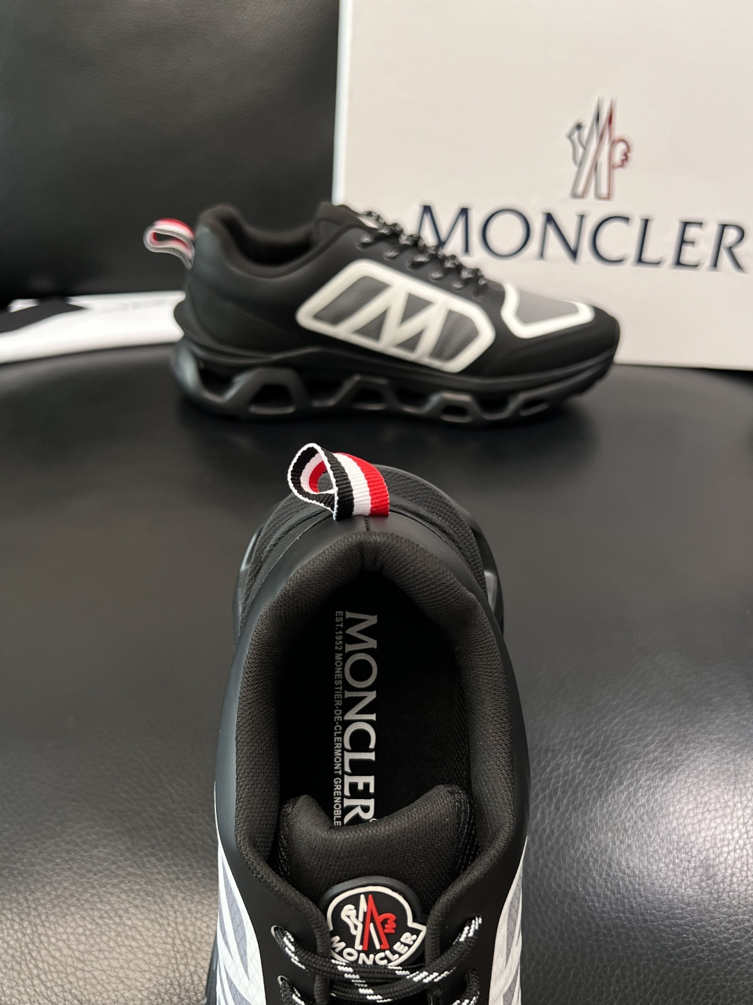 MONCLER  高品质  顶级工艺品   蒙口 新品专柜新款，原厂配置意大利进口牛皮搭配面料，高品质复
