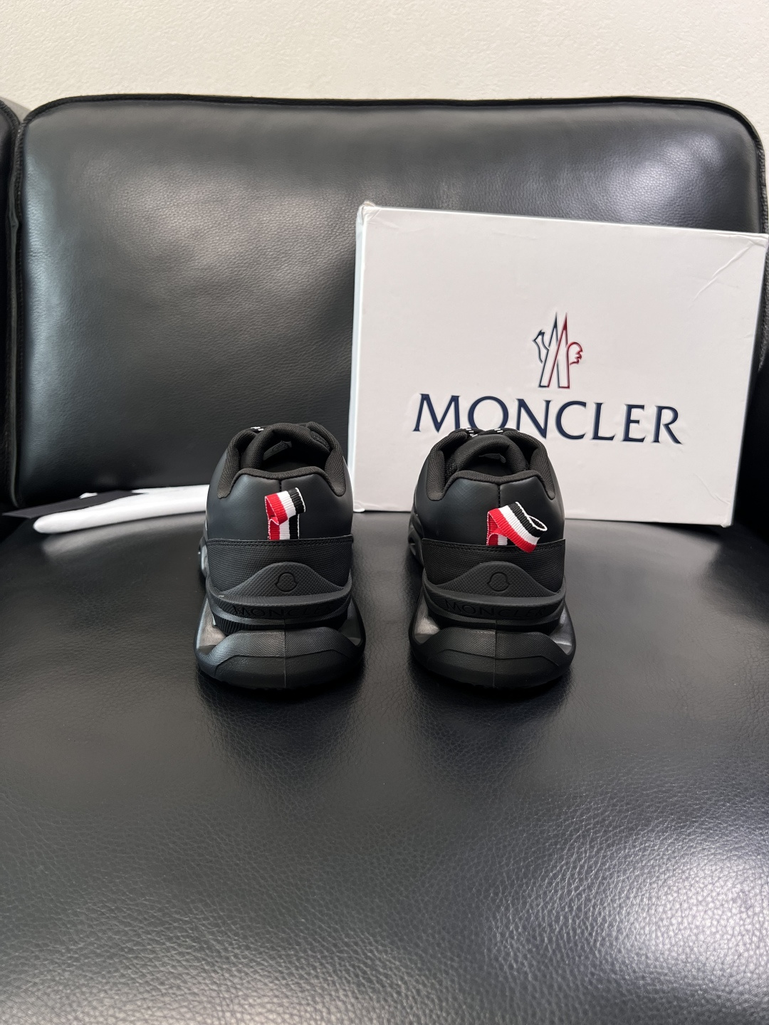 MONCLER  高品质  顶级工艺品   蒙口 新品专柜新款，原厂配置意大利进口牛皮搭配面料，高品质复