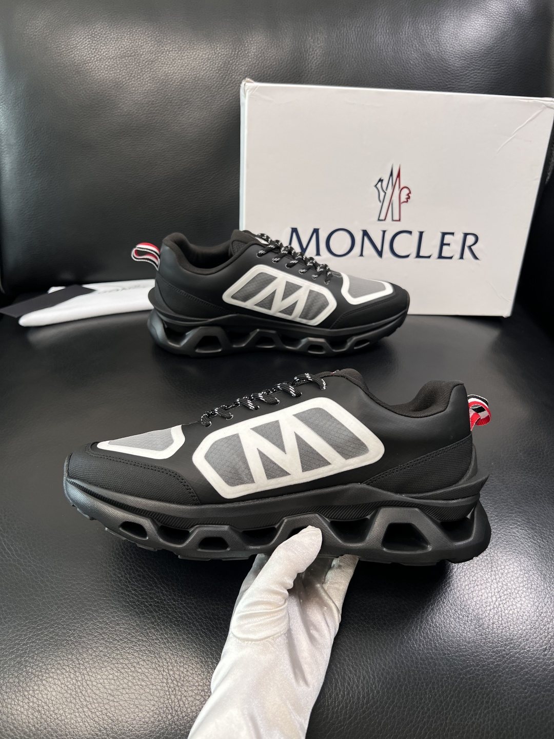 MONCLER  高品质  顶级工艺品   蒙口 新品专柜新款，原厂配置意大利进口牛皮搭配面料，高品质复
