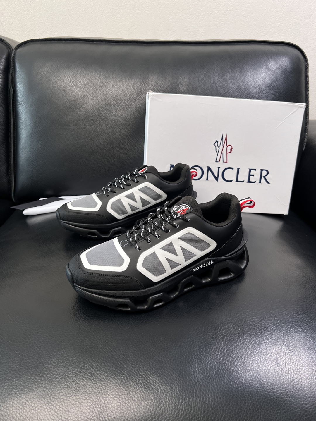 MONCLER  高品质  顶级工艺品   蒙口 新品专柜新款，原厂配置意大利进口牛皮搭配面料，高品质复