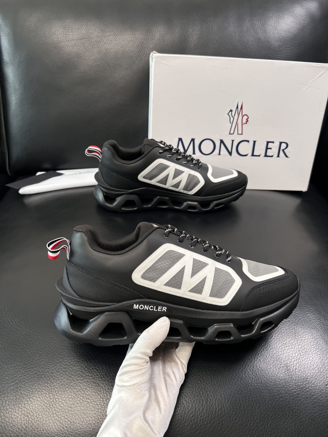 MONCLER  高品质  顶级工艺品   蒙口 新品专柜新款，原厂配置意大利进口牛皮搭配面料，高品质复