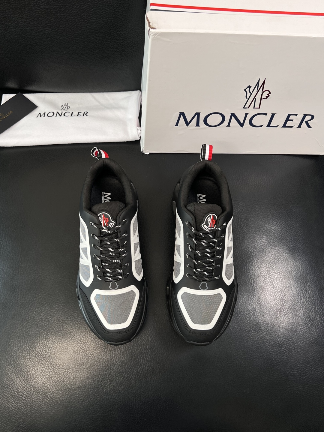 MONCLER  高品质  顶级工艺品   蒙口 新品专柜新款，原厂配置意大利进口牛皮搭配面料，高品质复
