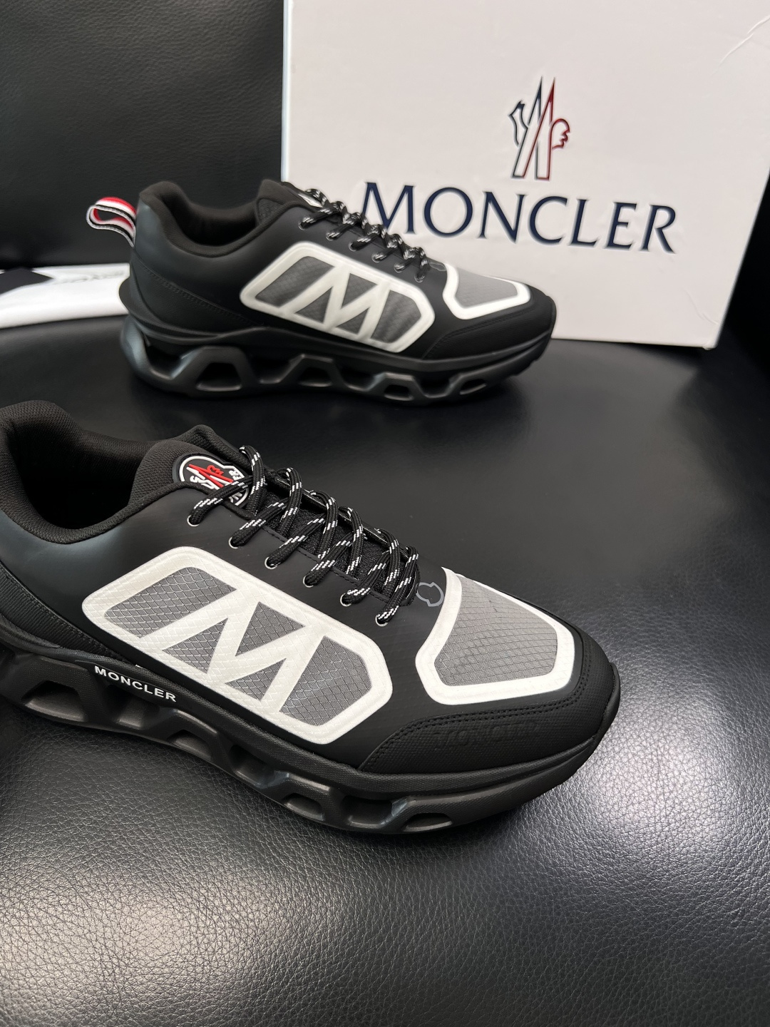 MONCLER  高品质  顶级工艺品   蒙口 新品专柜新款，原厂配置意大利进口牛皮搭配面料，高品质复