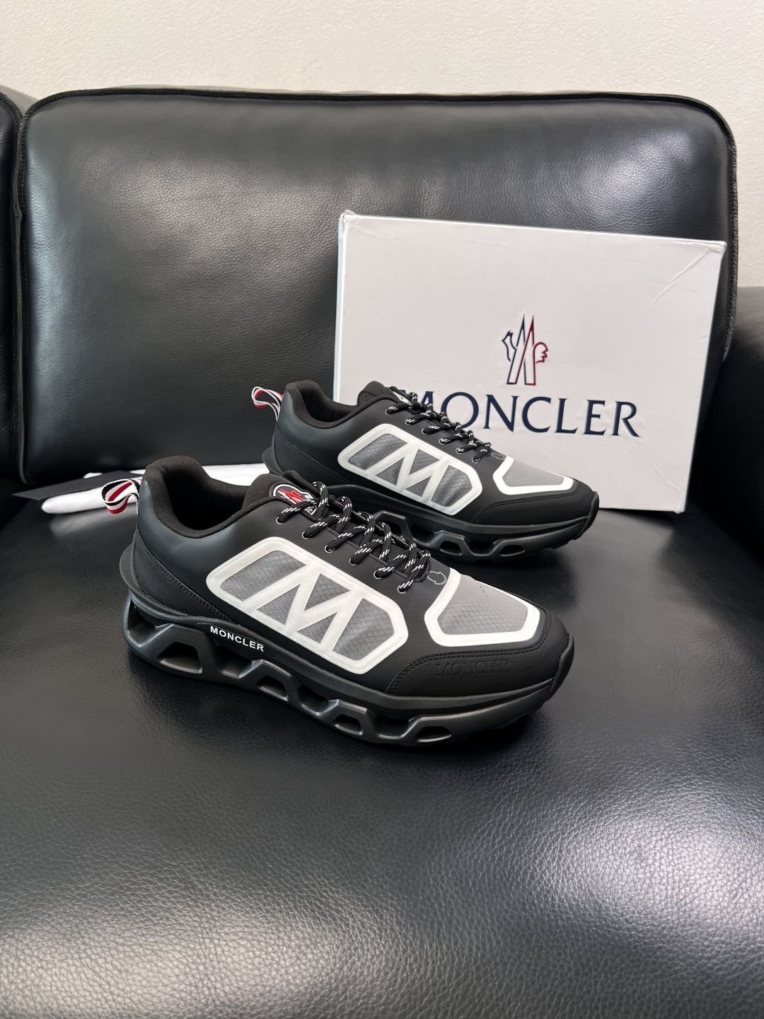 MONCLER  高品质  顶级工艺品   蒙口 新品专柜新款，原厂配置意大利进口牛皮搭配面料，高品质复