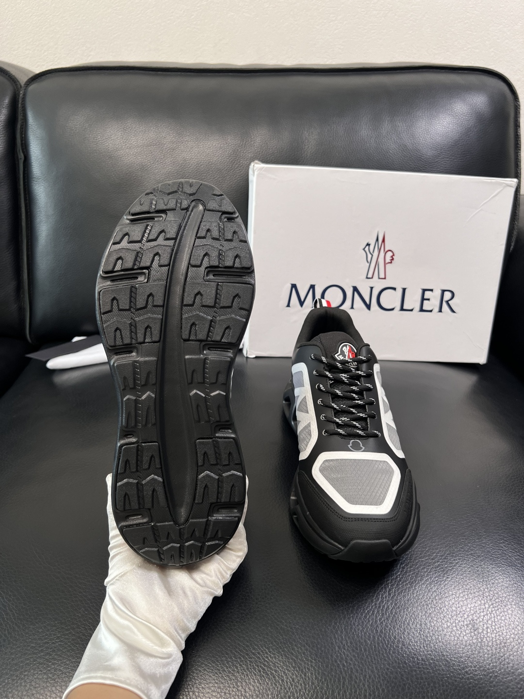 MONCLER  高品质  顶级工艺品   蒙口 新品专柜新款，原厂配置意大利进口牛皮搭配面料，高品质复