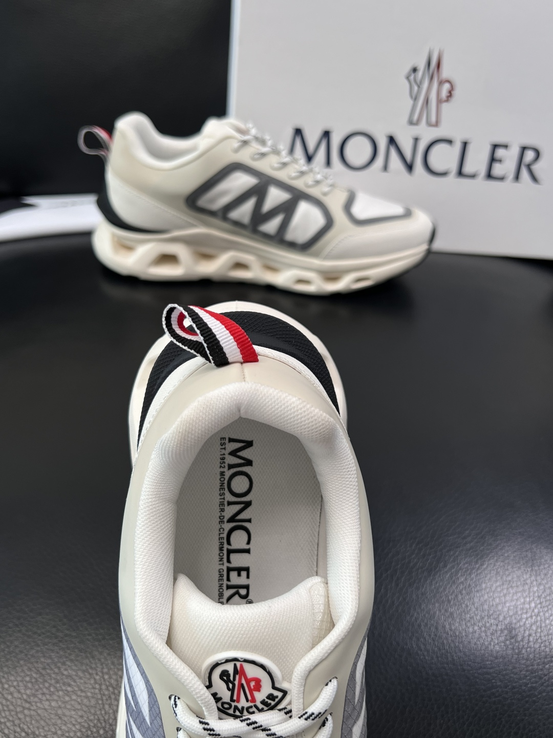 MONCLER  高品质  顶级工艺品   蒙口 新品专柜新款，原厂配置意大利进口牛皮搭配面料，高品质复