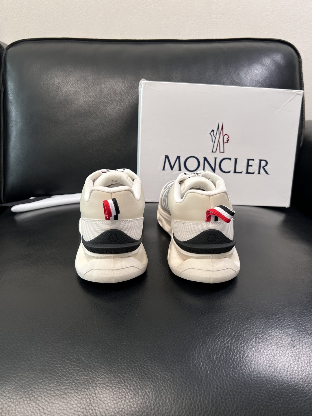 MONCLER  高品质  顶级工艺品   蒙口 新品专柜新款，原厂配置意大利进口牛皮搭配面料，高品质复