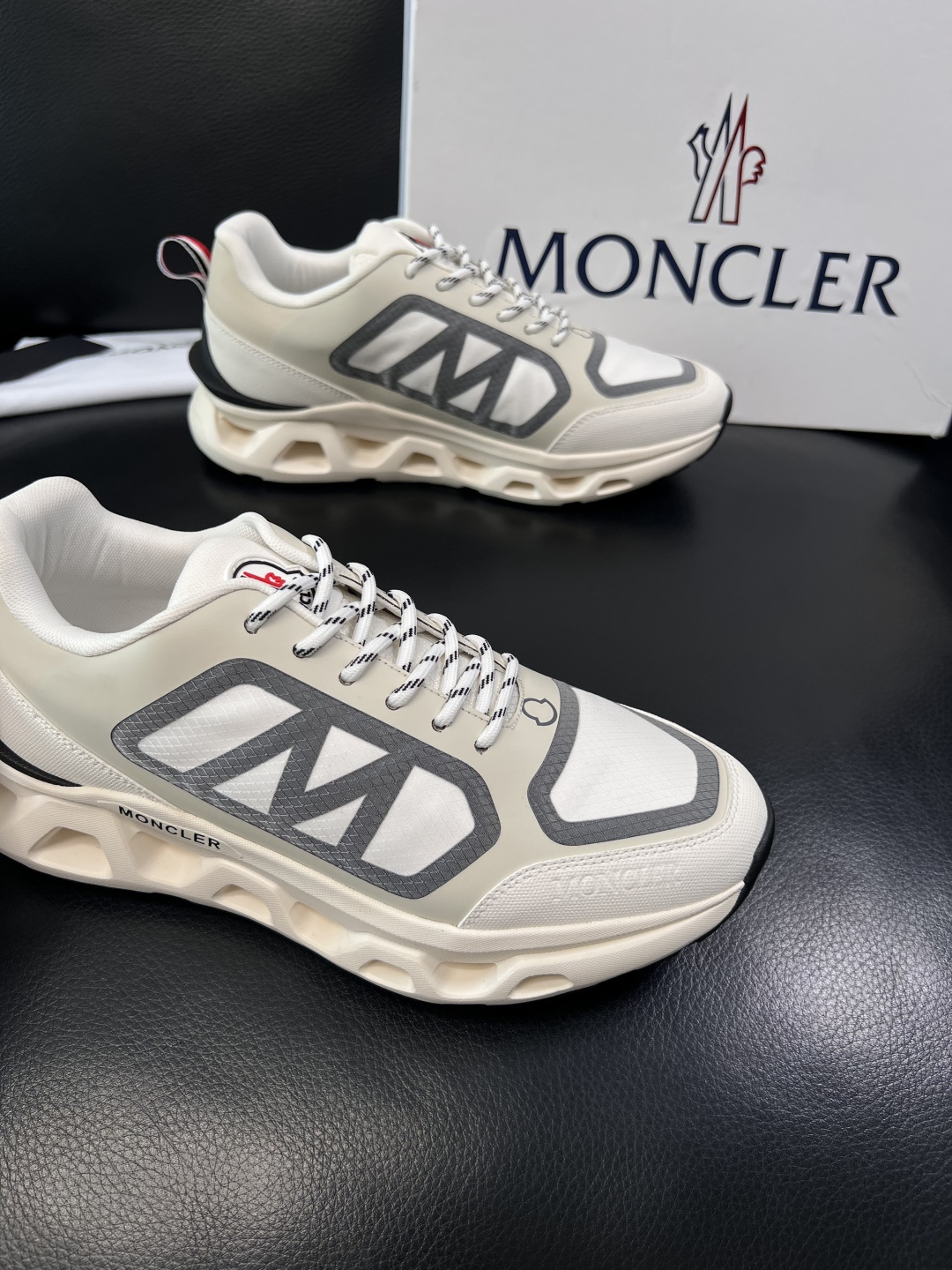 MONCLER  高品质  顶级工艺品   蒙口 新品专柜新款，原厂配置意大利进口牛皮搭配面料，高品质复