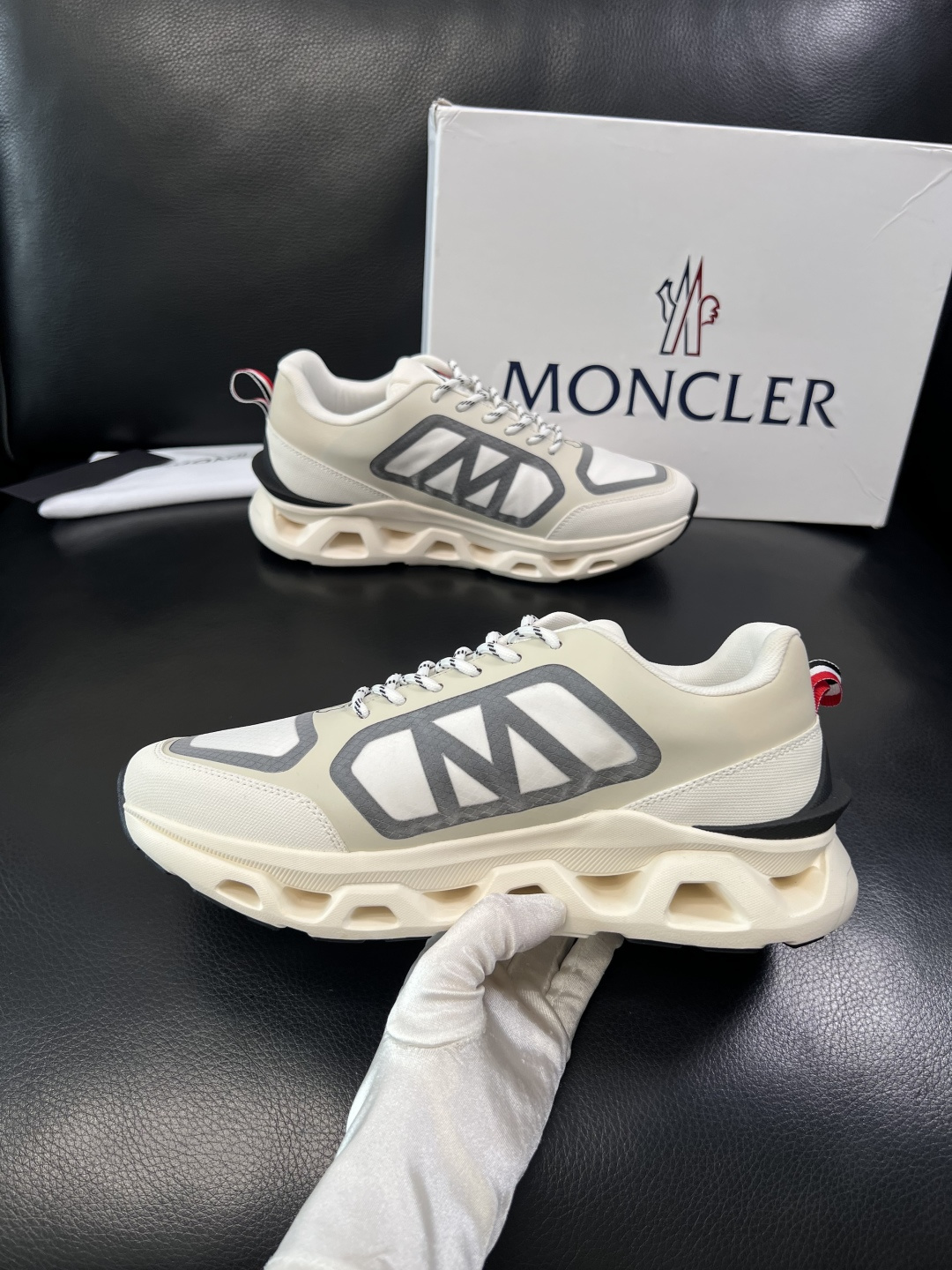 MONCLER  高品质  顶级工艺品   蒙口 新品专柜新款，原厂配置意大利进口牛皮搭配面料，高品质复