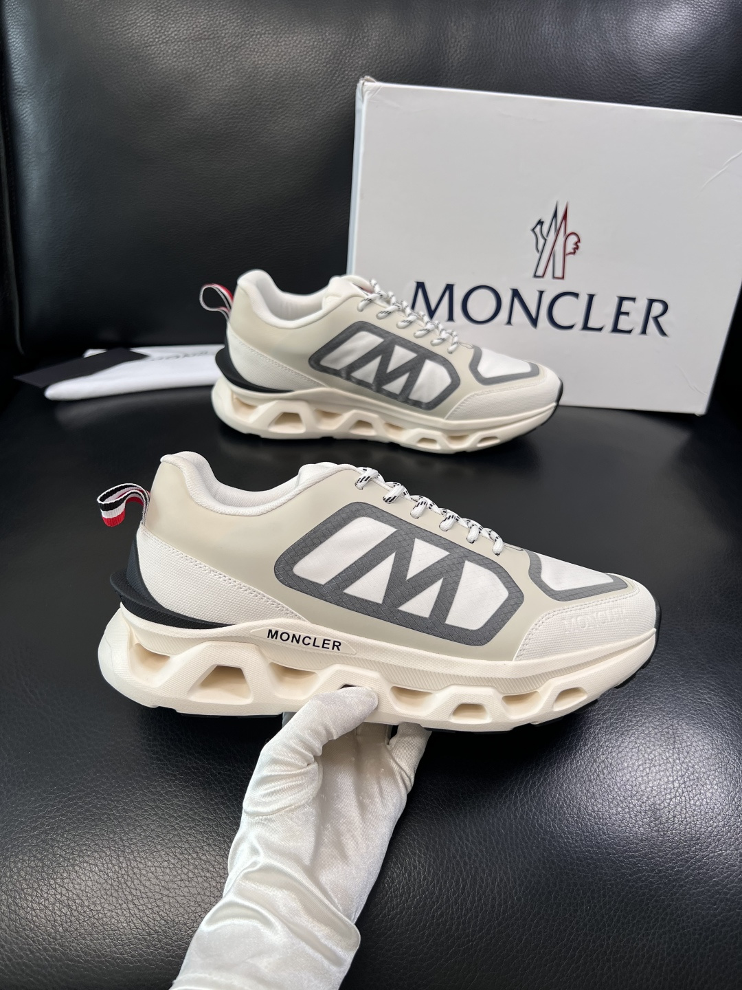 MONCLER  高品质  顶级工艺品   蒙口 新品专柜新款，原厂配置意大利进口牛皮搭配面料，高品质复