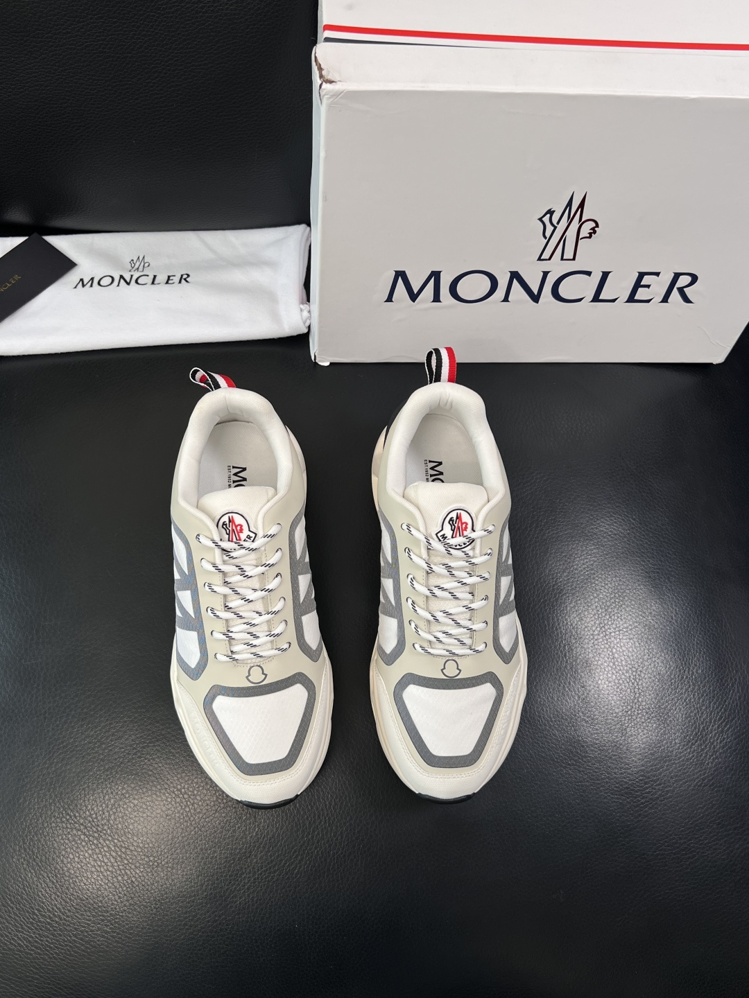 MONCLER  高品质  顶级工艺品   蒙口 新品专柜新款，原厂配置意大利进口牛皮搭配面料，高品质复
