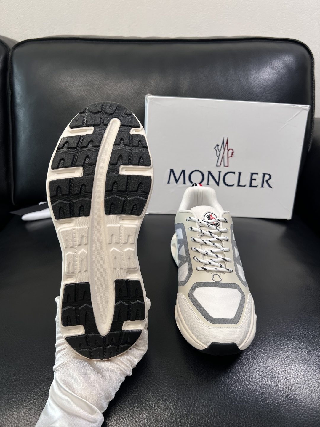 MONCLER  高品质  顶级工艺品   蒙口 新品专柜新款，原厂配置意大利进口牛皮搭配面料，高品质复