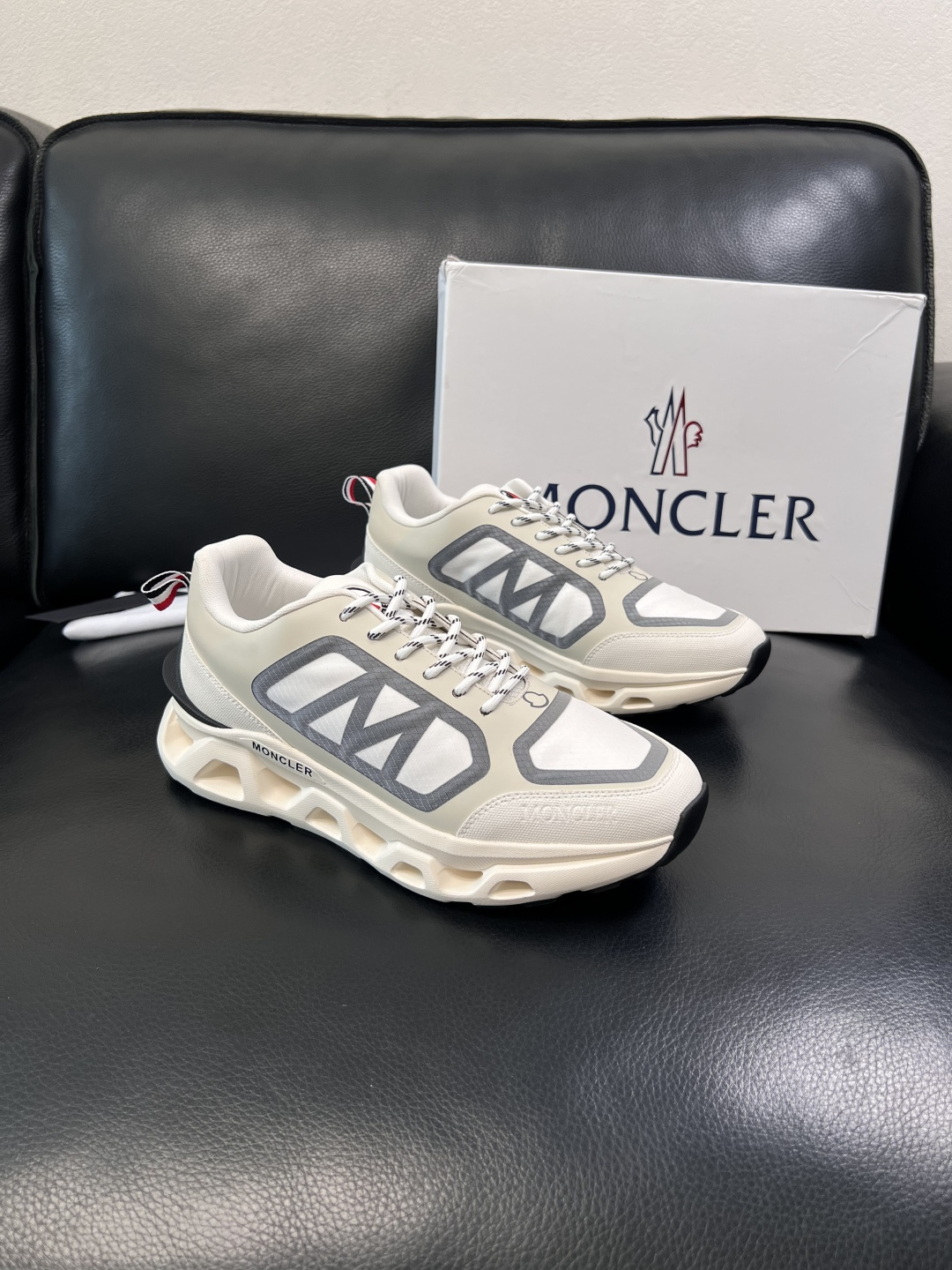 MONCLER  高品质  顶级工艺品   蒙口 新品专柜新款，原厂配置意大利进口牛皮搭配面料，高品质复