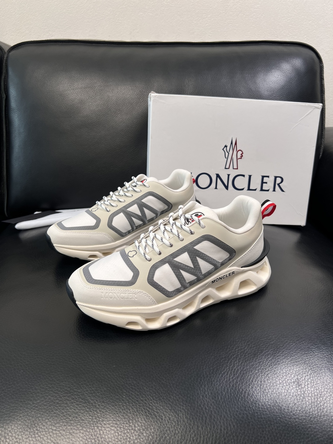 MONCLER  高品质  顶级工艺品   蒙口 新品专柜新款，原厂配置意大利进口牛皮搭配面料，高品质复