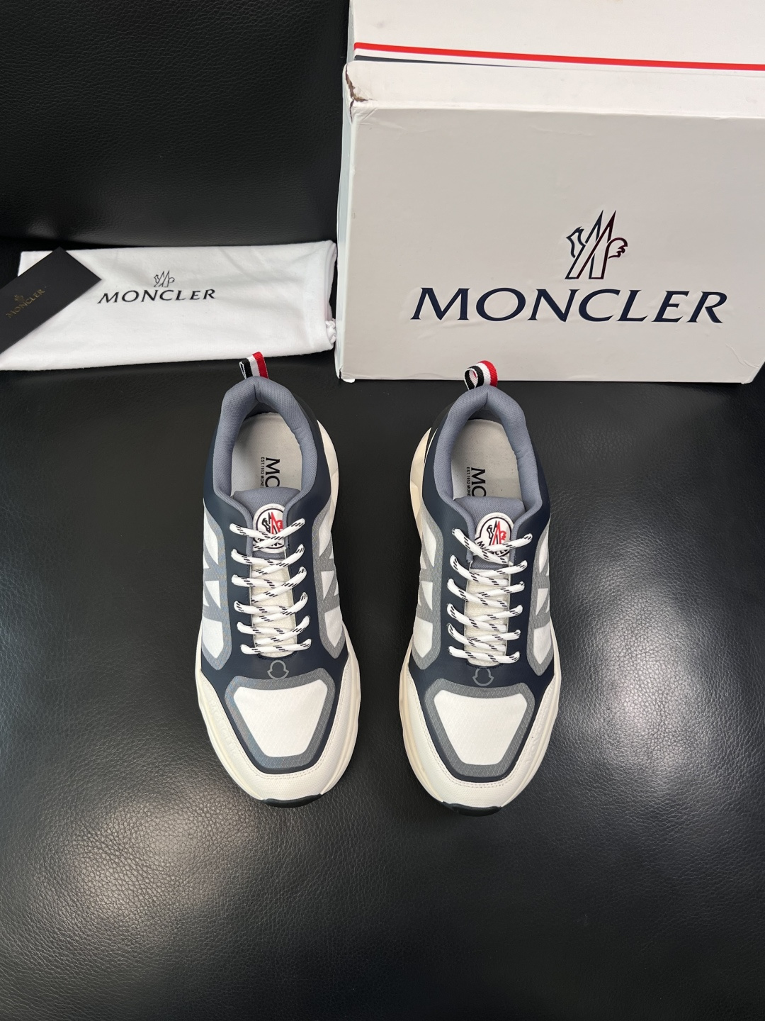 MONCLER  高品质  顶级工艺品   蒙口 新品专柜新款，原厂配置意大利进口牛皮搭配面料，高品质复