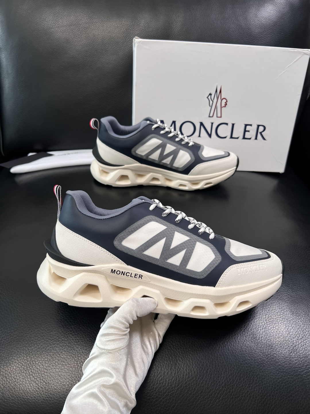 MONCLER  高品质  顶级工艺品   蒙口 新品专柜新款，原厂配置意大利进口牛皮搭配面料，高品质复