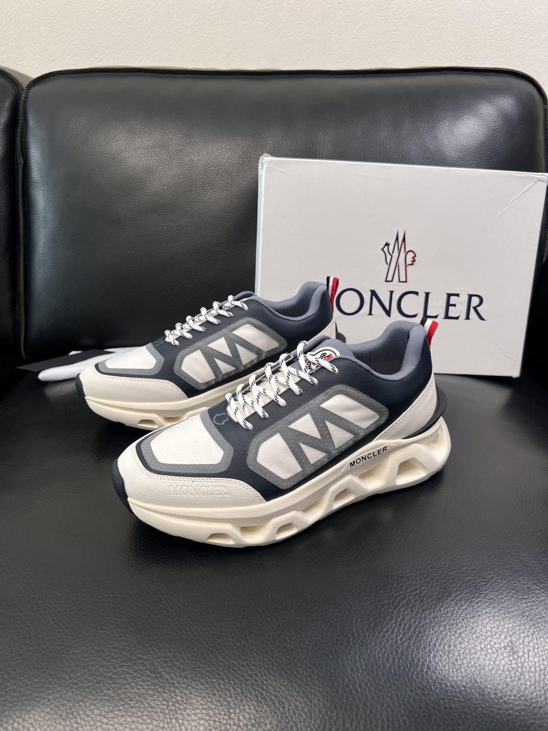 MONCLER  高品质  顶级工艺品   蒙口 新品专柜新款，原厂配置意大利进口牛皮搭配面料，高品质复