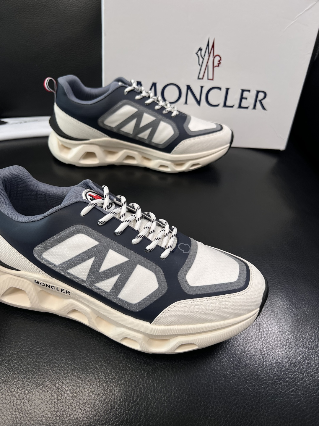 MONCLER  高品质  顶级工艺品   蒙口 新品专柜新款，原厂配置意大利进口牛皮搭配面料，高品质复