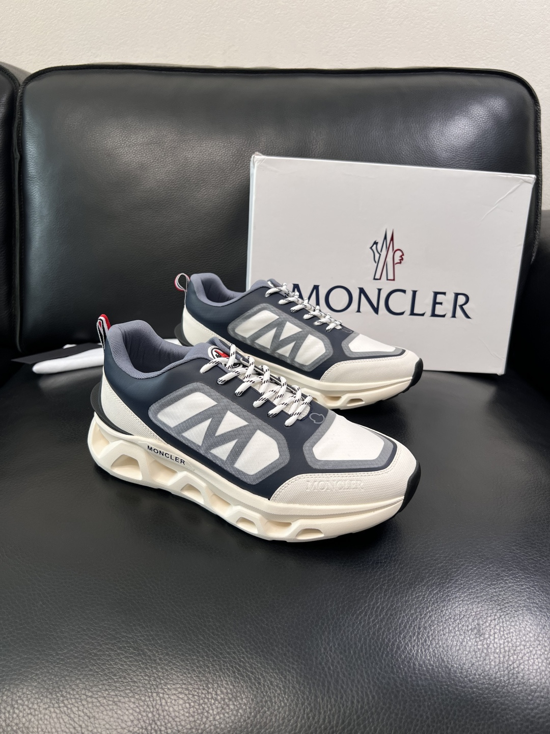 MONCLER  高品质  顶级工艺品   蒙口 新品专柜新款，原厂配置意大利进口牛皮搭配面料，高品质复