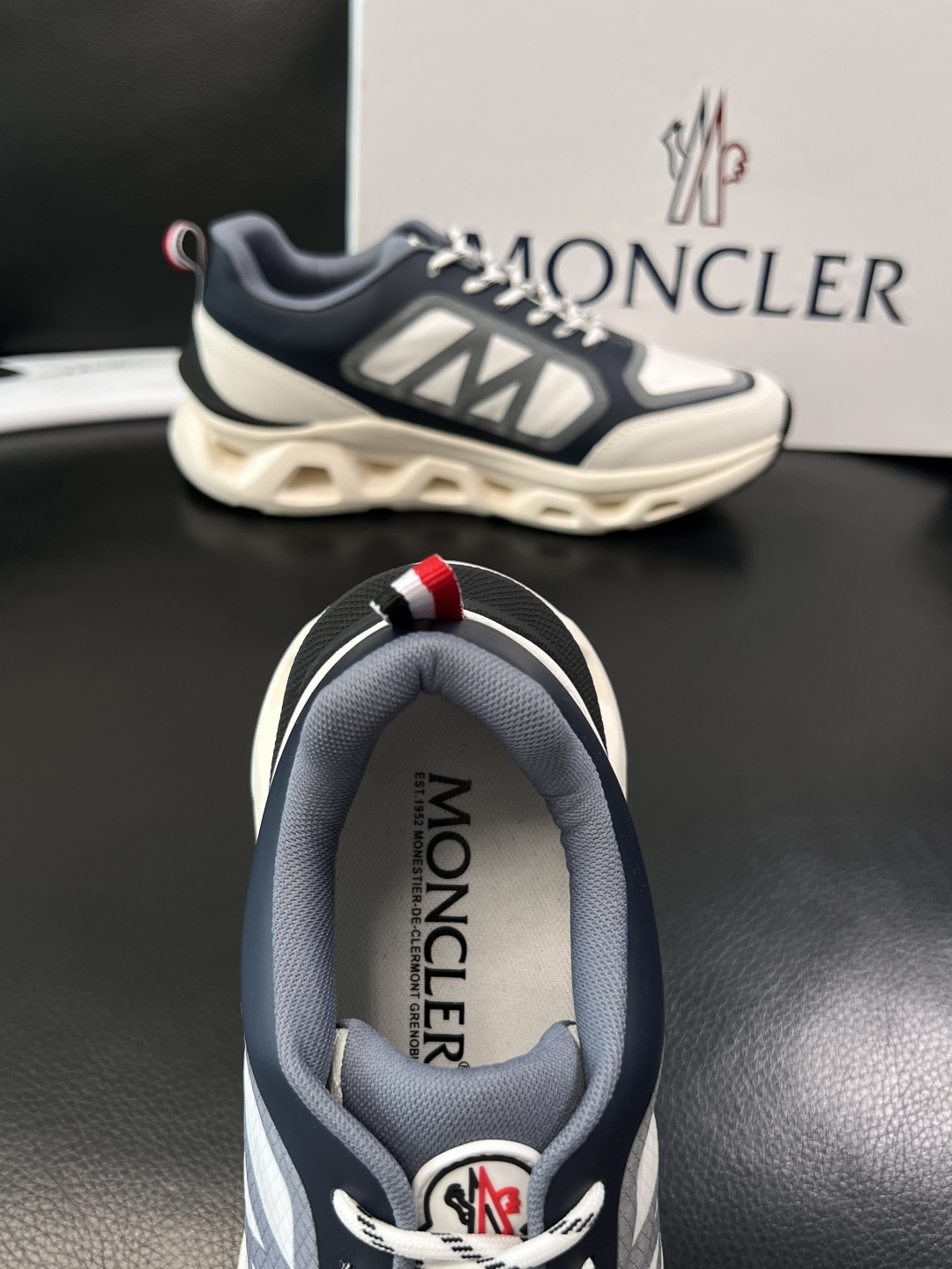 MONCLER  高品质  顶级工艺品   蒙口 新品专柜新款，原厂配置意大利进口牛皮搭配面料，高品质复